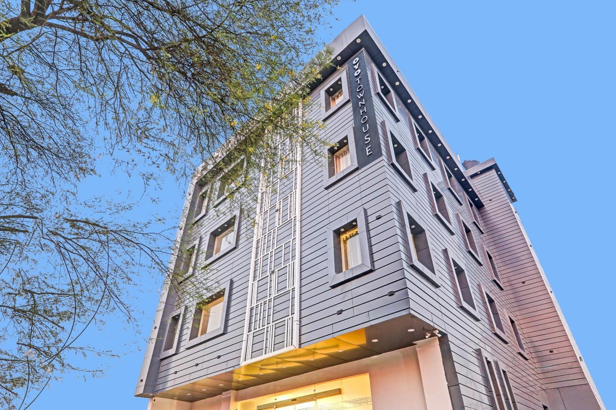 Super Townhouse Hotel Impact Chinhat Exterior foto
